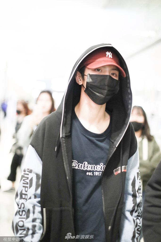 组图:灵超素颜搭机戴"两层"帽子包裹严实别出心裁