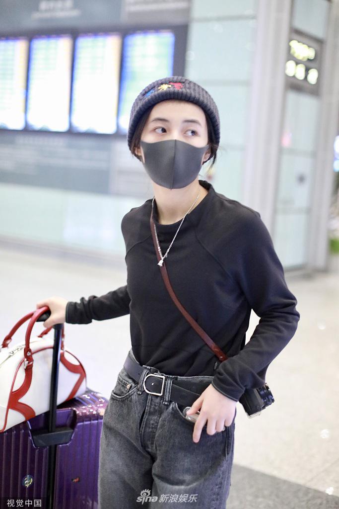 组图:张子枫穿紫色毛绒外套提前过冬 口罩遮面呆萌惹人爱