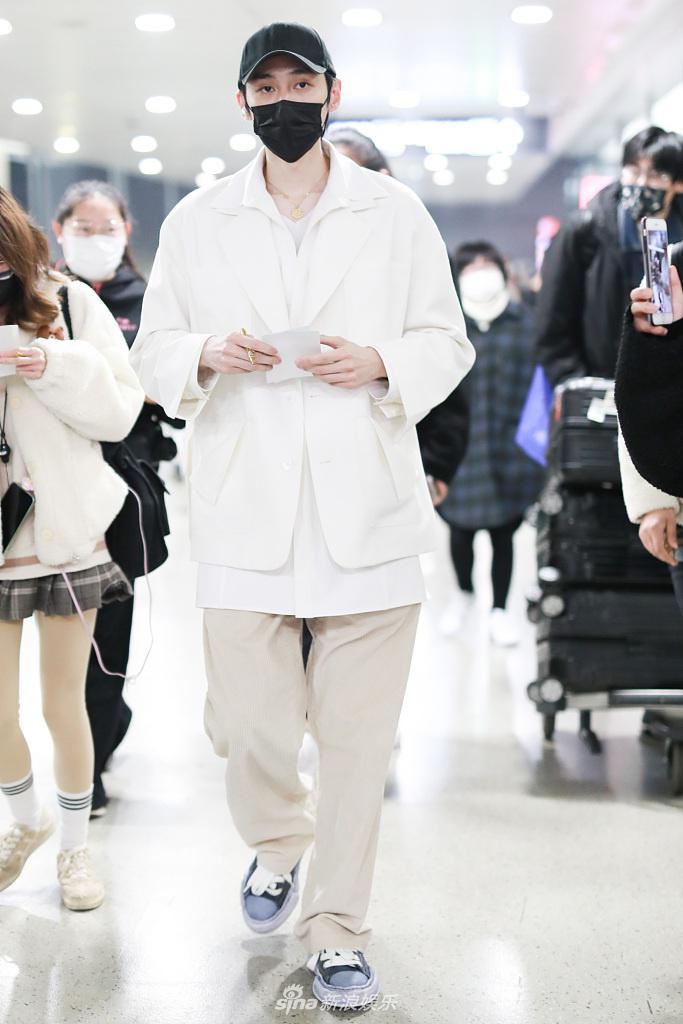 组图:汪铎好身材上热搜后低调现身 穿白大衣温暖绅士