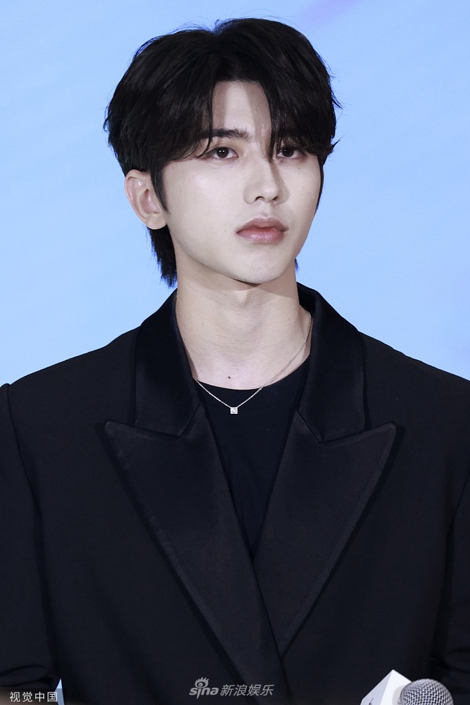 组图:蔡徐坤出席活动 穿黑西装搭中分发型帅气有型_高清图集_新浪网