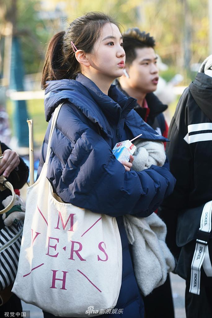 组图:2020浙江高校艺考杭州开考 美女考生现场化妆