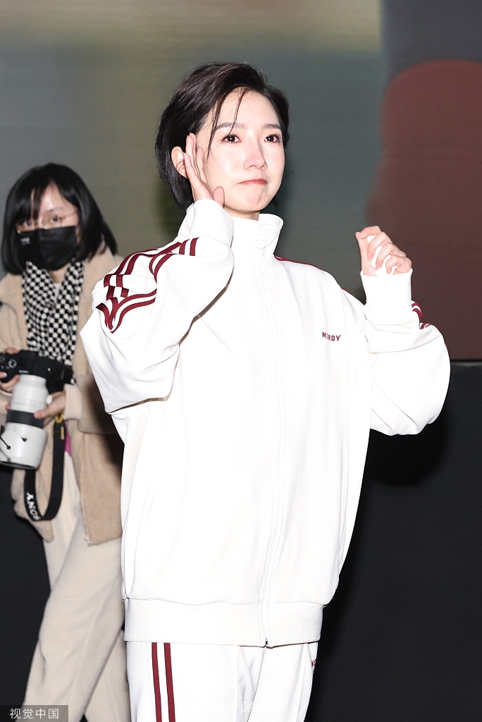 组图：孟美岐《我心飞扬》放映会听到粉丝应援口号转身落泪第1张图片