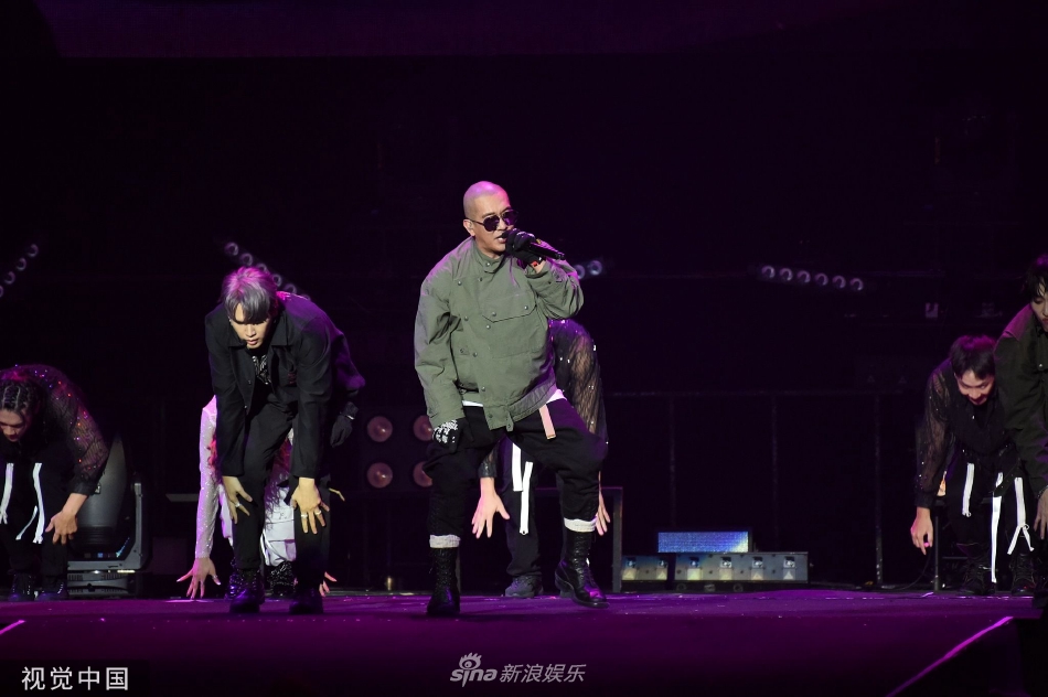 组图：具俊晔亮相五坚情演唱会 登台献唱现场气氛热烈