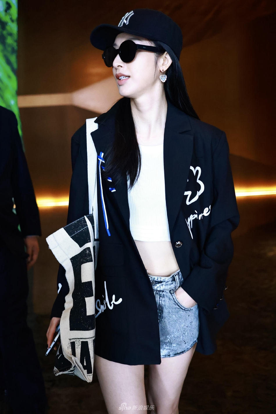 组图：张俪牛仔热裤现身备战《乘风破浪》状态佳第4张图片