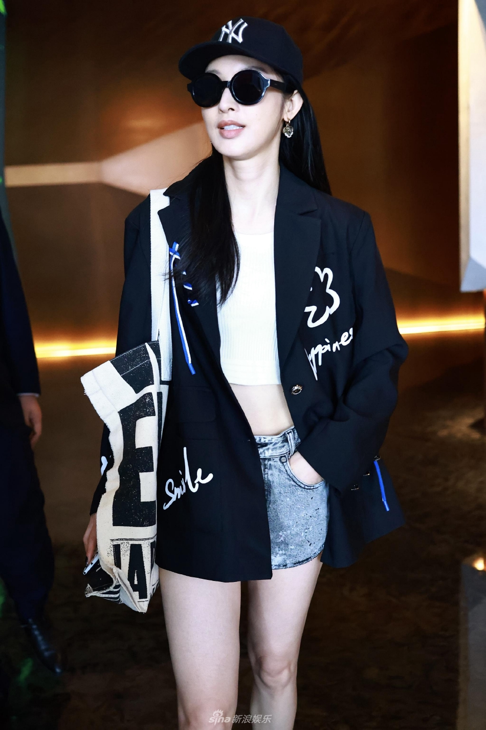 组图：张俪牛仔热裤现身备战《乘风破浪》状态佳第2张图片