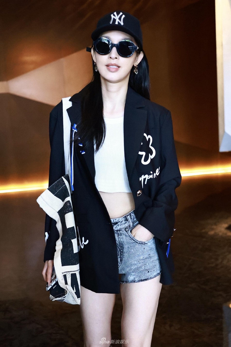 组图：张俪牛仔热裤现身备战《乘风破浪》状态佳