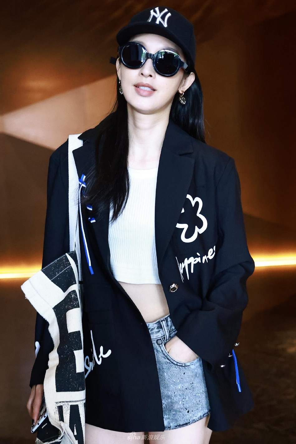 组图：张俪牛仔热裤现身备战《乘风破浪》状态佳第3张图片