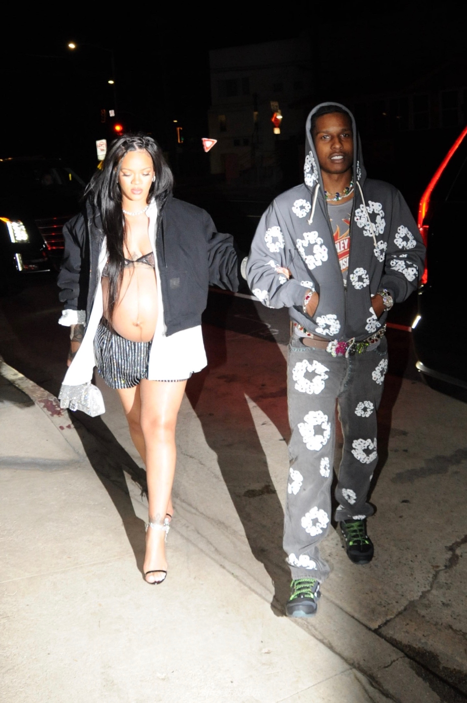 组图：ASAPRocky被捕后首次与蕾哈娜现身二人携手外出第4张图片