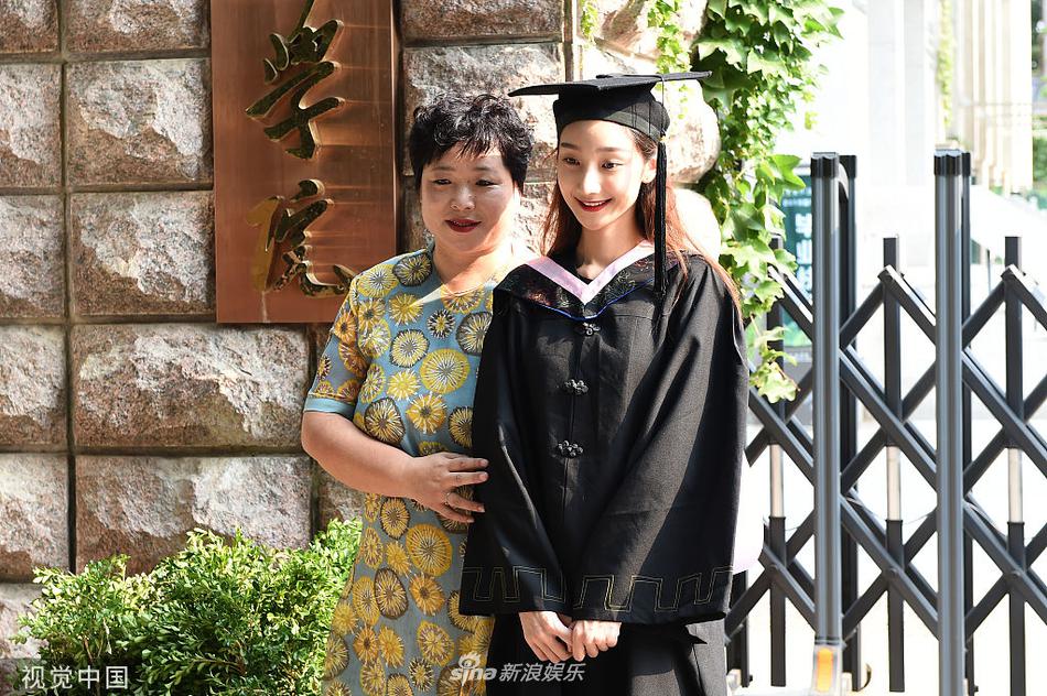 组图:中戏毕业典礼美女云集 穿学士服拍照留念颜值不俗