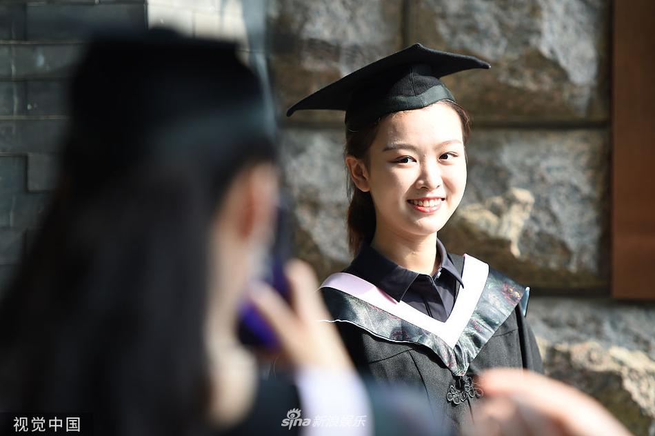组图:中戏毕业典礼美女云集 穿学士服拍照留念颜值不俗