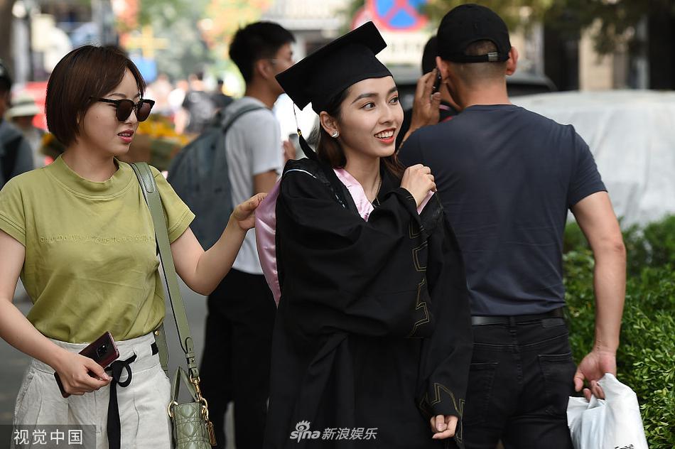 组图:中戏毕业典礼美女云集 穿学士服拍照留念颜值不俗
