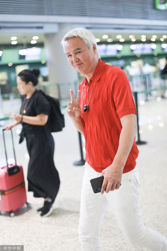 组图:张庭老公林瑞阳瘦身后亮相 红衣配白裤鲜艳夺目_高清图集_新浪网