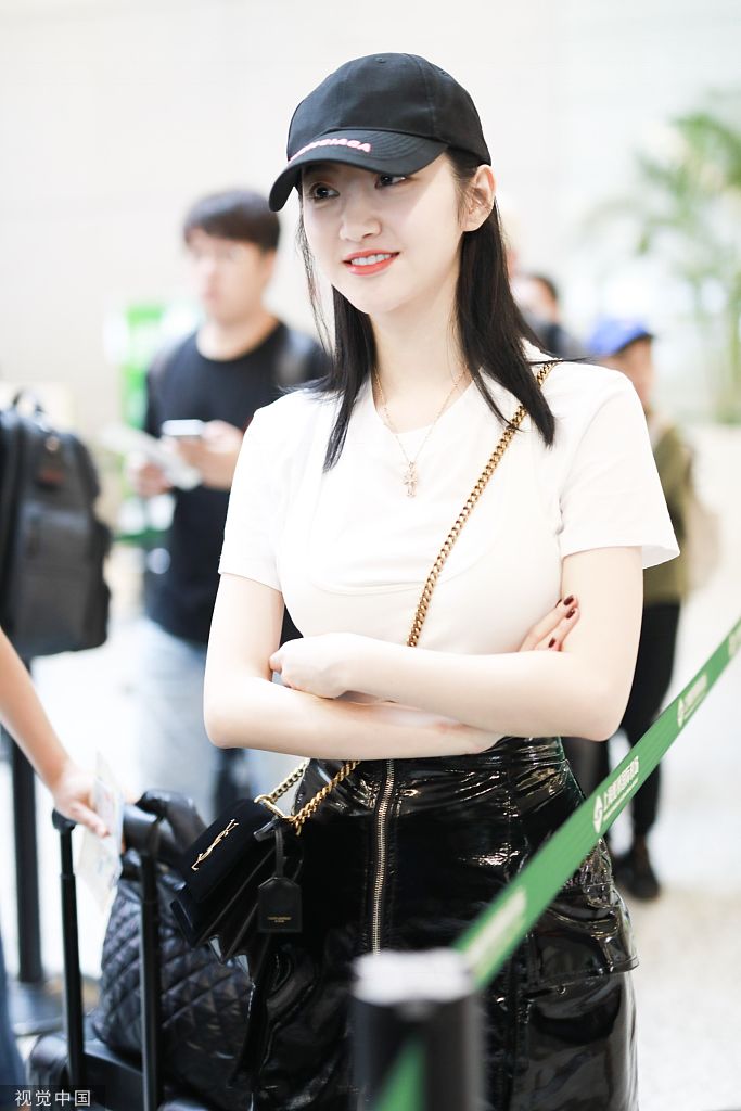 组图:景甜皮肤白皙清透散发仙女光环 温柔挥手微笑互动亲和十足