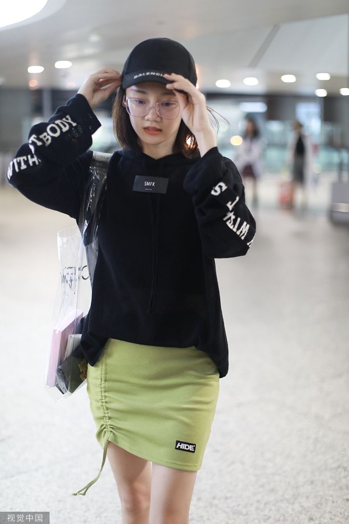 组图:苗苗素颜搭机皮肤水嫩白皙 穿短裙长腿纤细魅力十足_高清图集