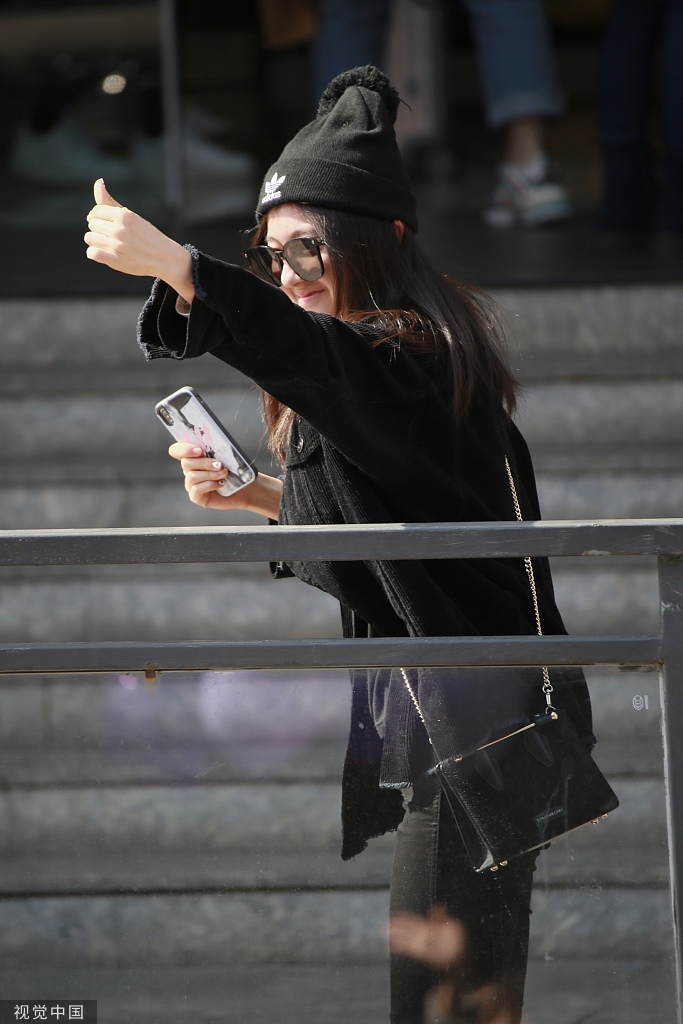 组图李兰迪和粉丝暖心互动扶帽比心可爱又鬼马