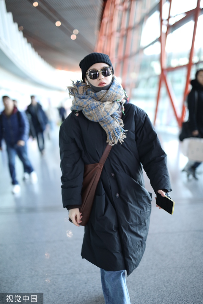 组图:倪妮穿羽绒服戴超厚围巾 全副武装走路带风造型太温暖