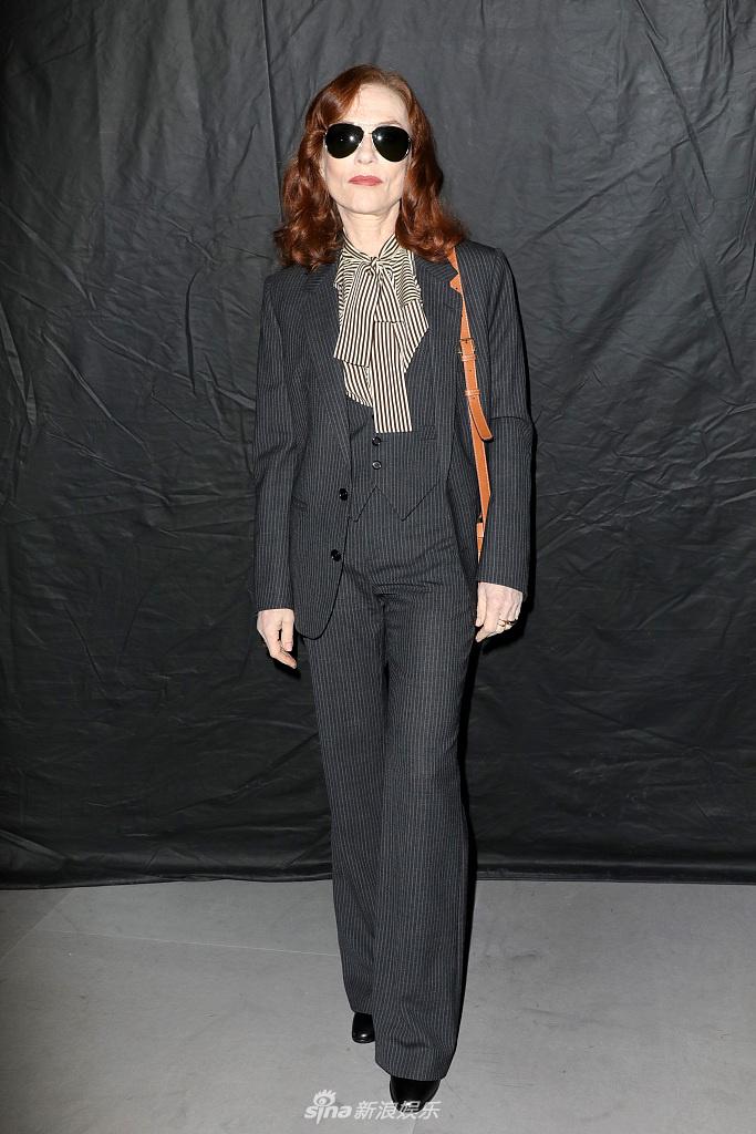 组图:伊莎贝尔·于佩尔亮相巴黎时装周 黑超遮面气场足