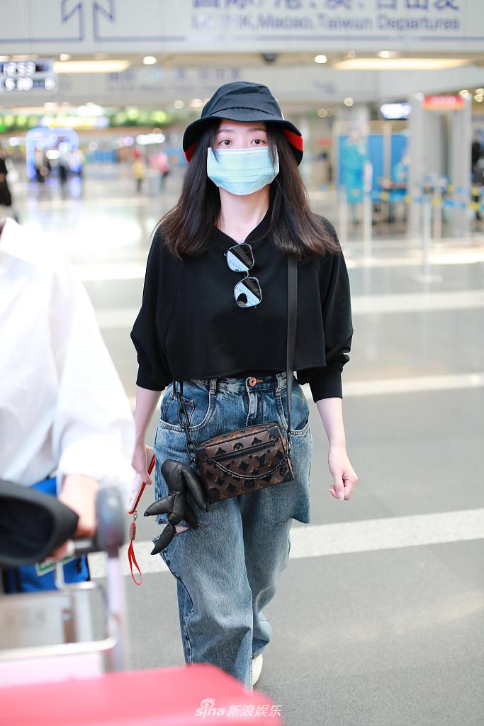 组图张靓颖戴口罩渔夫帽包包上挂黑色小玩偶暗黑少女风