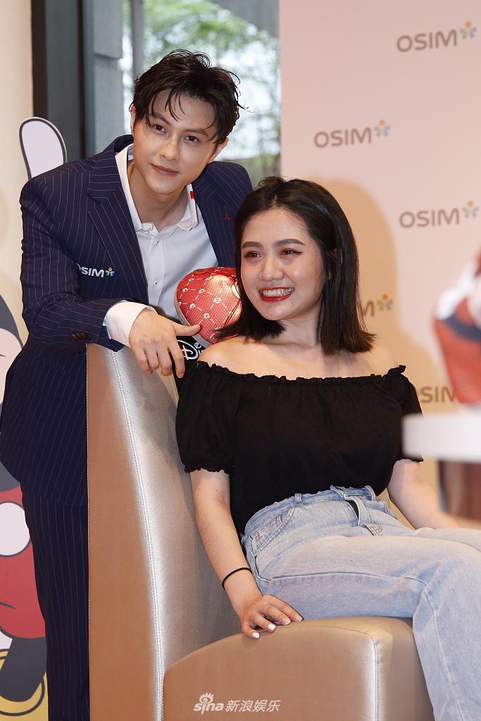 组图:"王子"邱胜翊和女粉丝合影 自曝希望在40岁前结婚