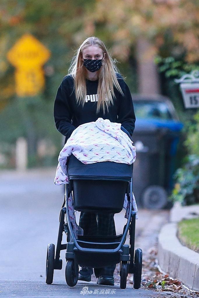组图三傻苏菲特纳素颜遛娃朴素低调独自推车低头查看尽显温柔
