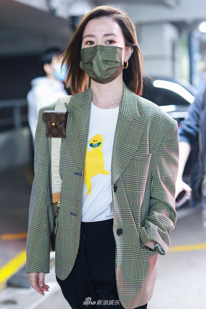 06 09:38:27 1 / 4 新浪娱乐讯 5月5日,佘诗曼现身上海机场.