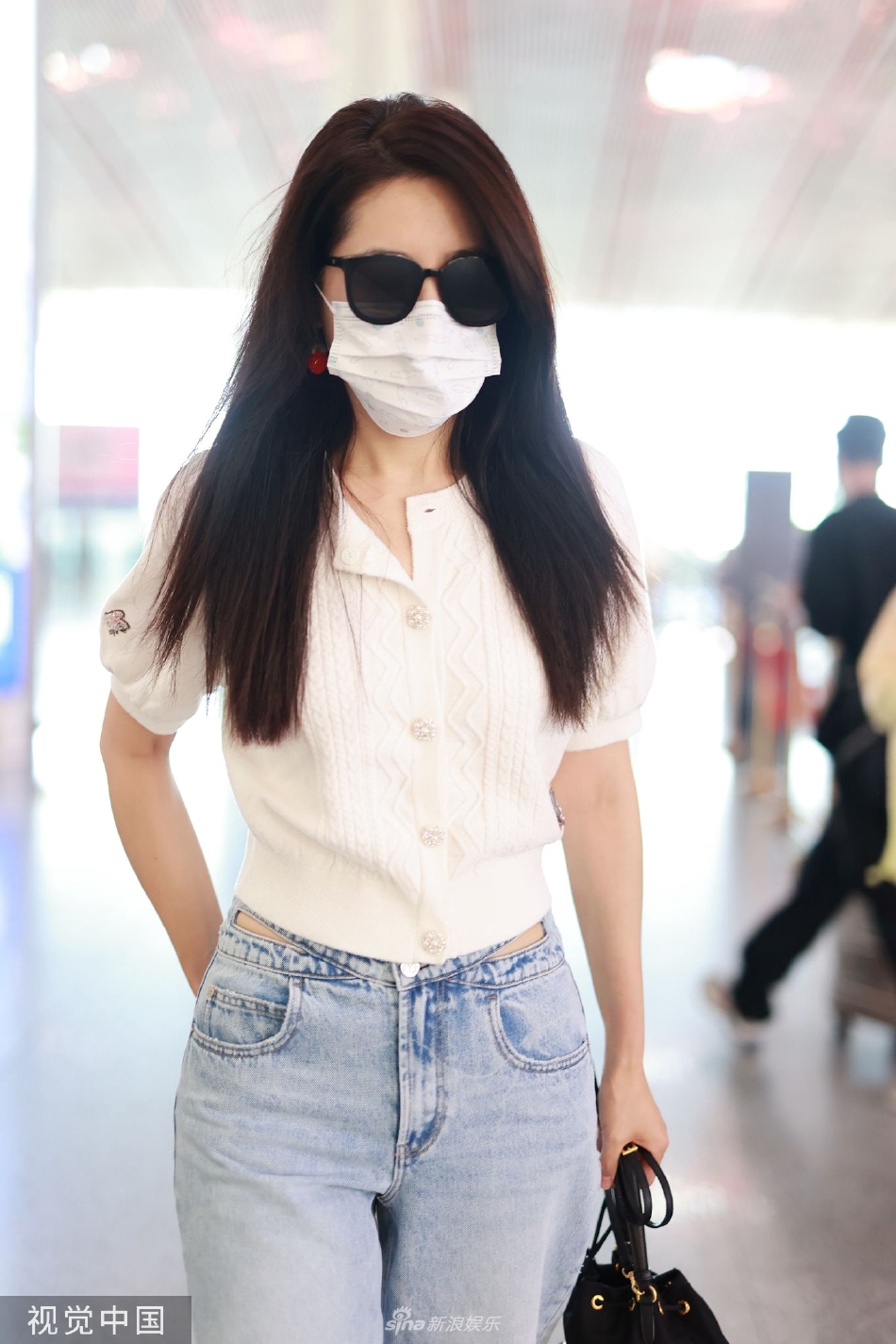 组图:45岁曾黎现身机场 穿白色泡泡袖针织衫配阔腿裤飒爽时髦_高清