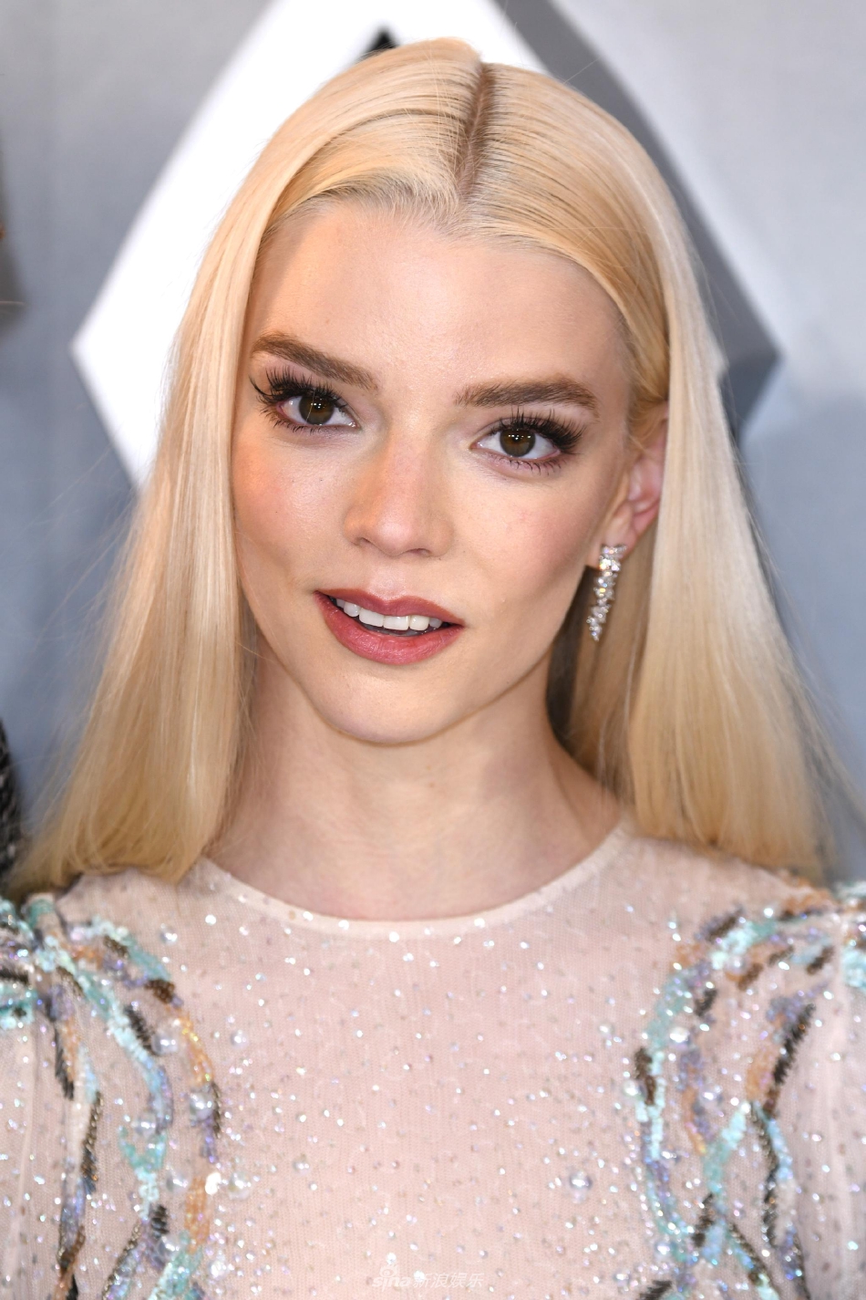 组图：安雅·泰勒·乔伊新片首映与男友大方亲吻秀恩爱第5张图片