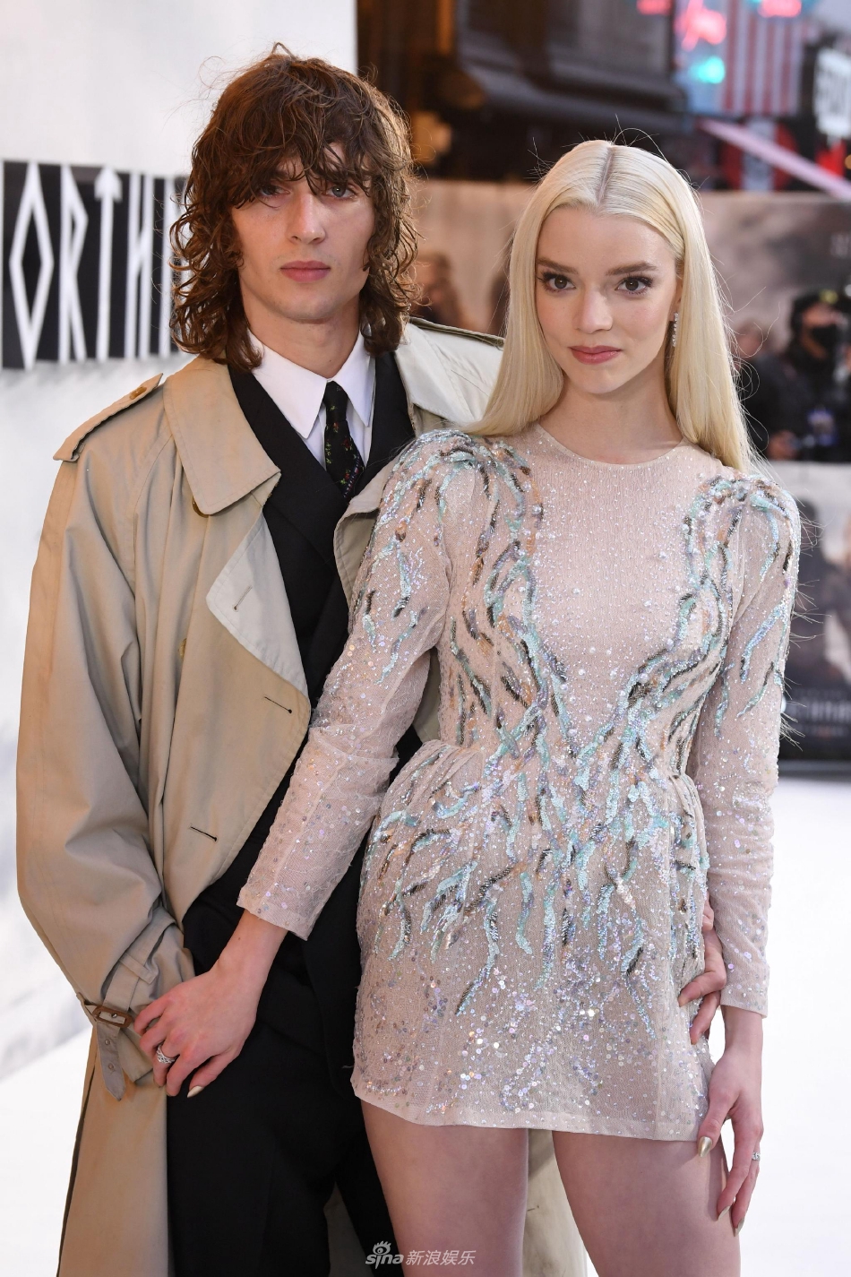 组图：安雅·泰勒·乔伊新片首映与男友大方亲吻秀恩爱第1张图片