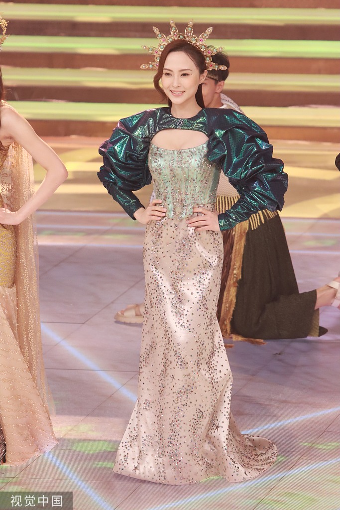 组图2021香港小姐总决赛12强佳丽化身女战士绚丽开场