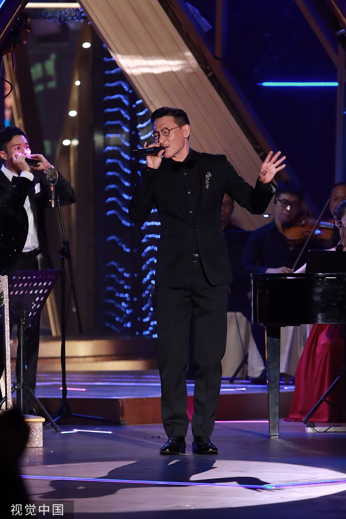 组图:2021香港小姐总决赛 张学友穿黑色西装深情献唱_高清图集_新浪网