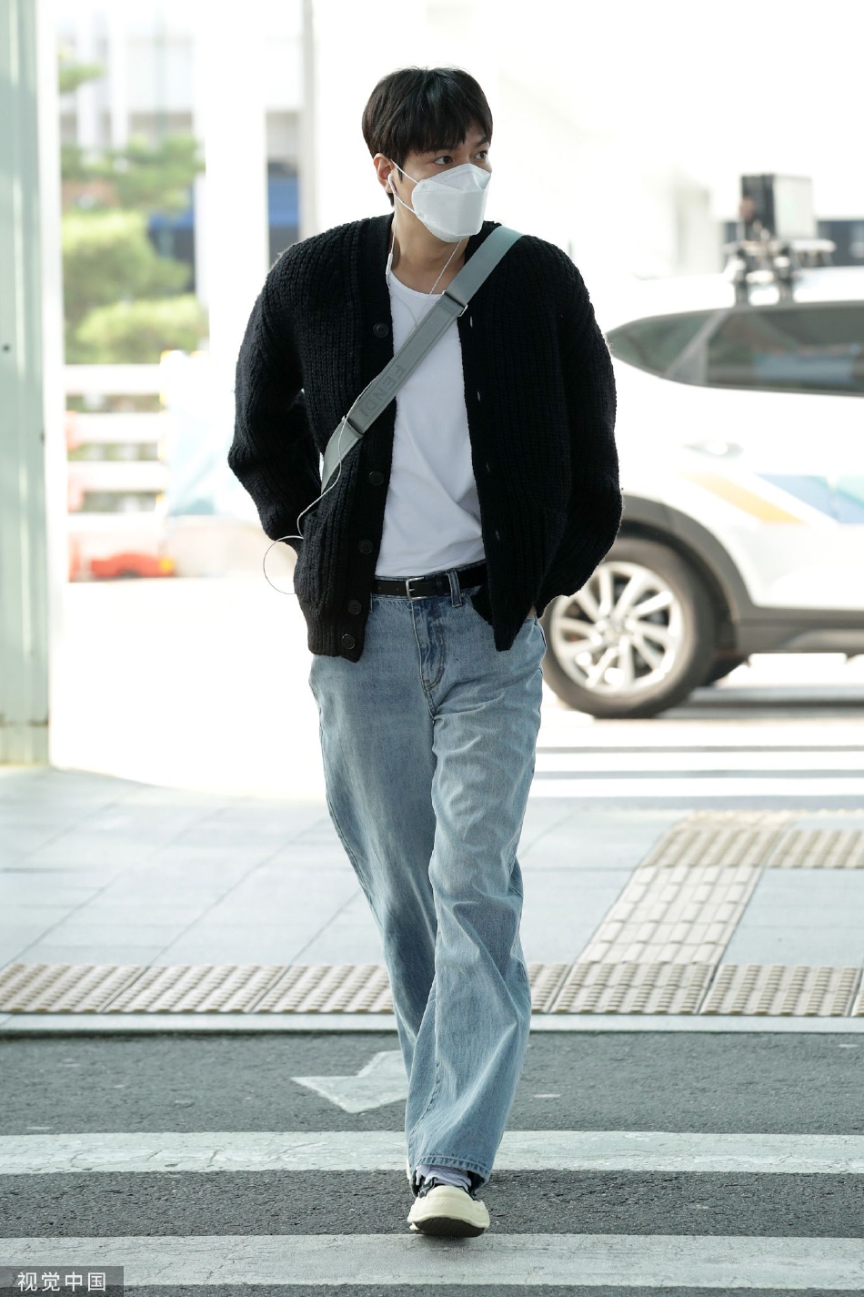组图:李敏镐现身机场 黑色针织开衫搭配牛仔裤_高清图集_新浪网