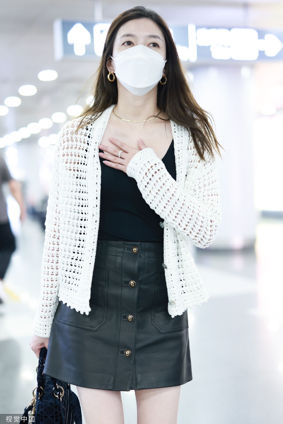 组图:江疏影开衫搭皮裙机场出行 大方优雅又飒又美_高清图集_新浪网