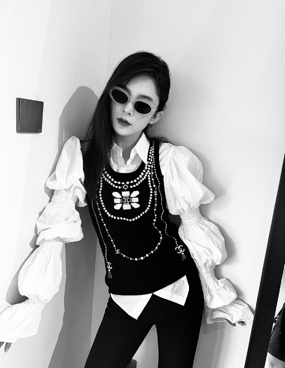 组图:赵樱子黑白氛围感写真大片释出 戴墨镜扮酷