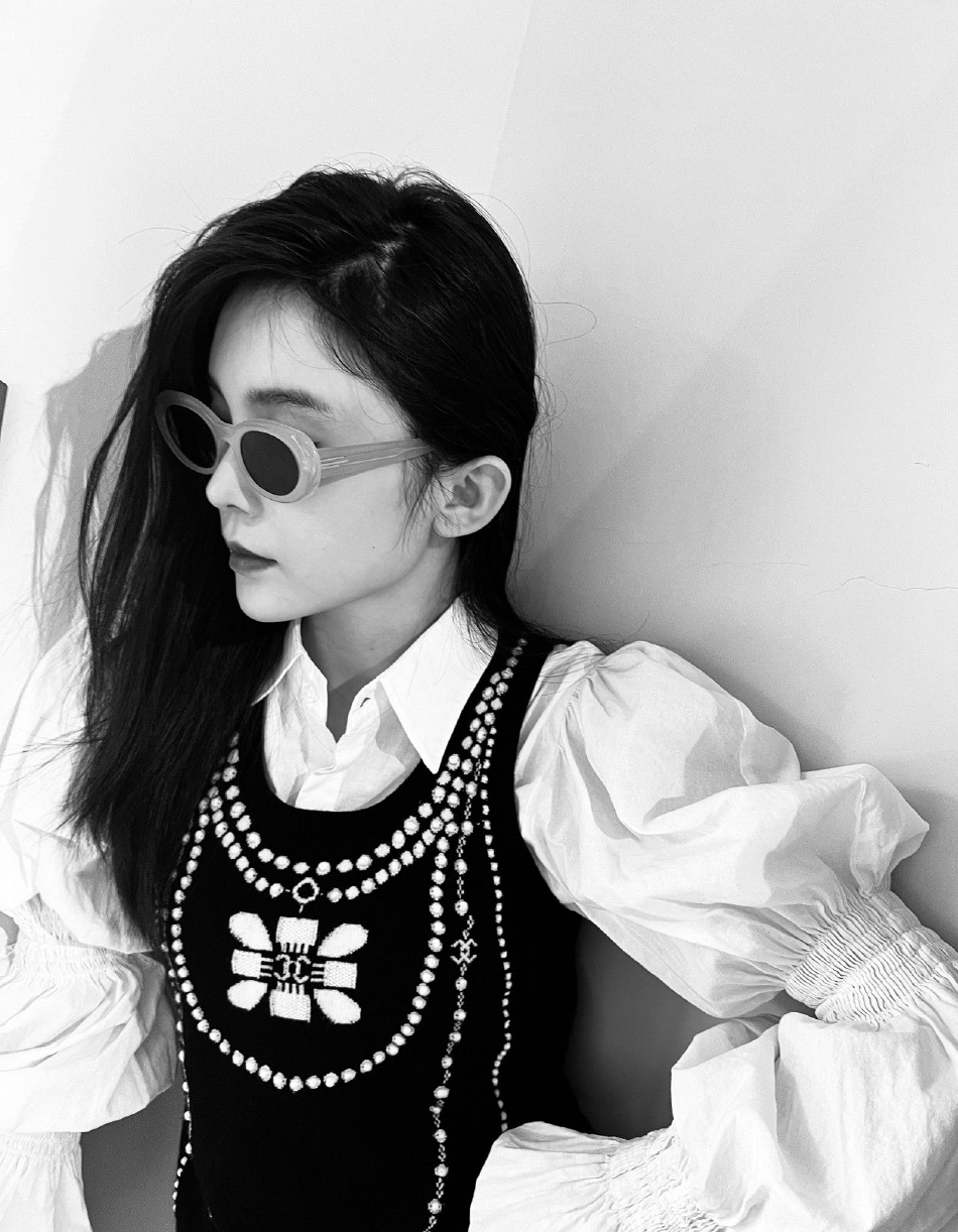 组图:赵樱子黑白氛围感写真大片释出 戴墨镜扮酷
