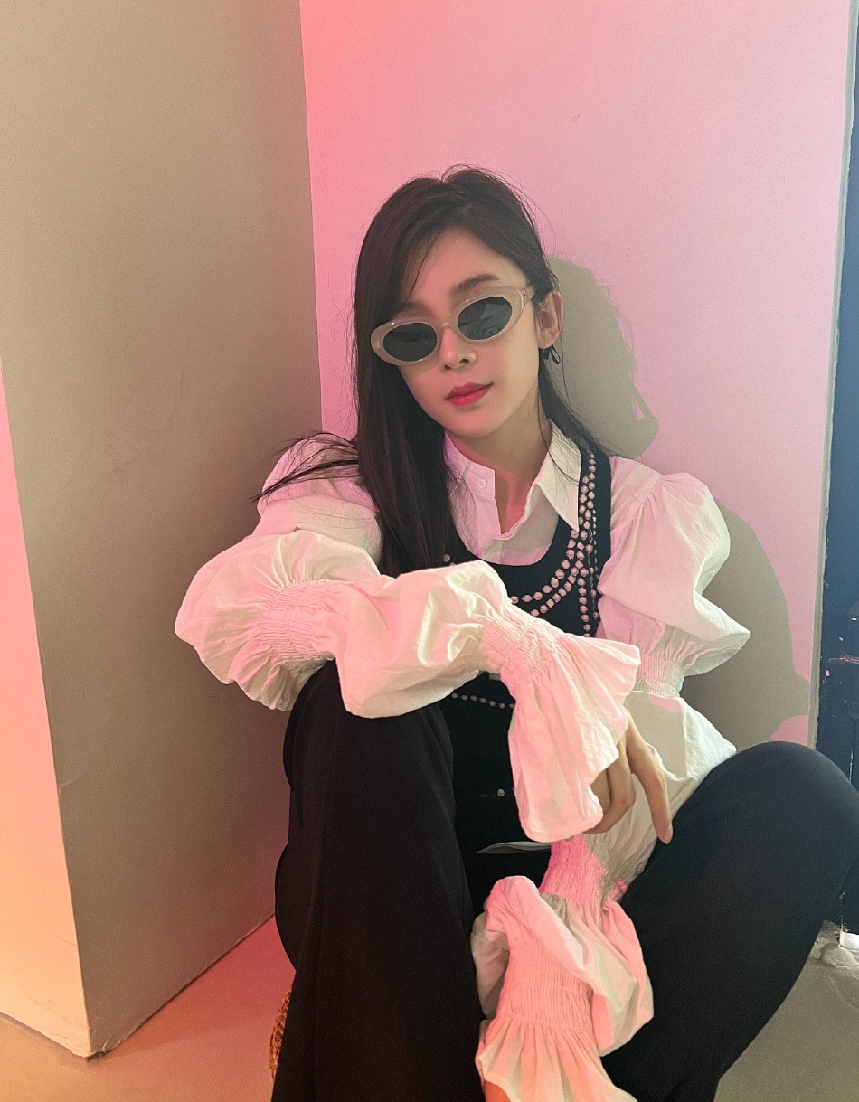 组图:赵樱子黑白氛围感写真大片释出 戴墨镜扮酷