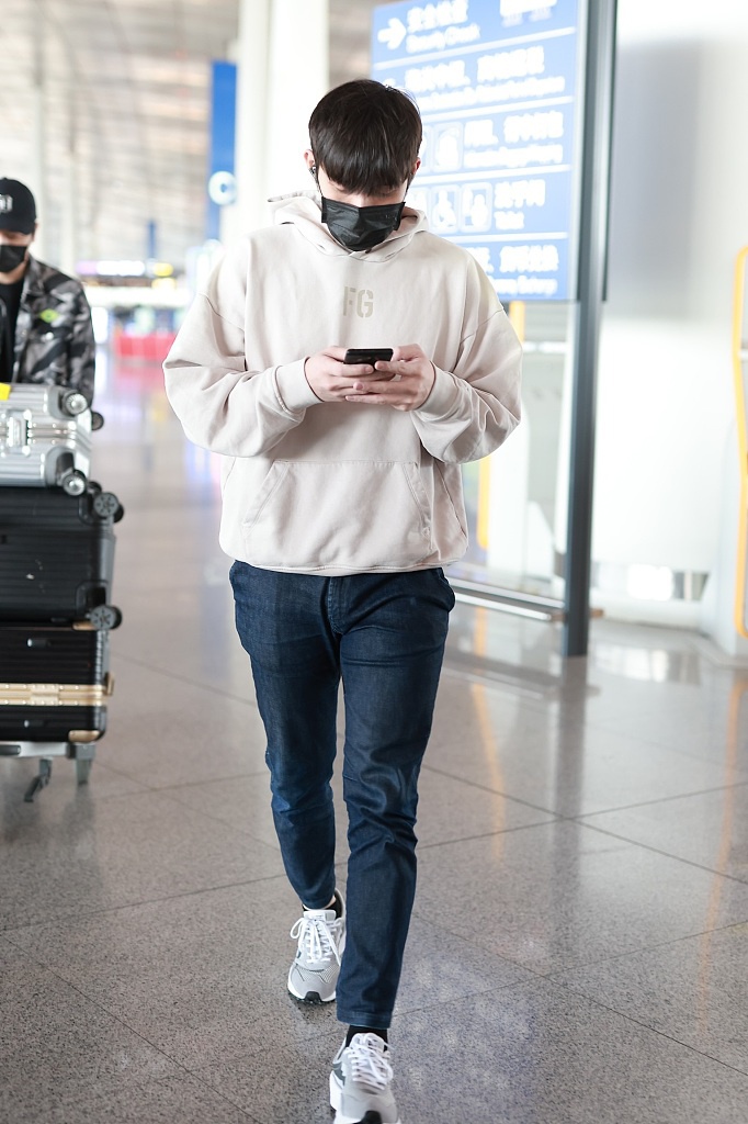 07 12:58:37 1 / 5 新浪娱乐讯 4月7日,张彬彬现身北京机场,他身穿