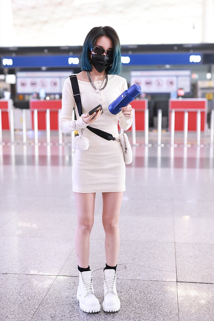 组图:乃万穿连衣短裙秀美腿 获粉丝送信认真阅读