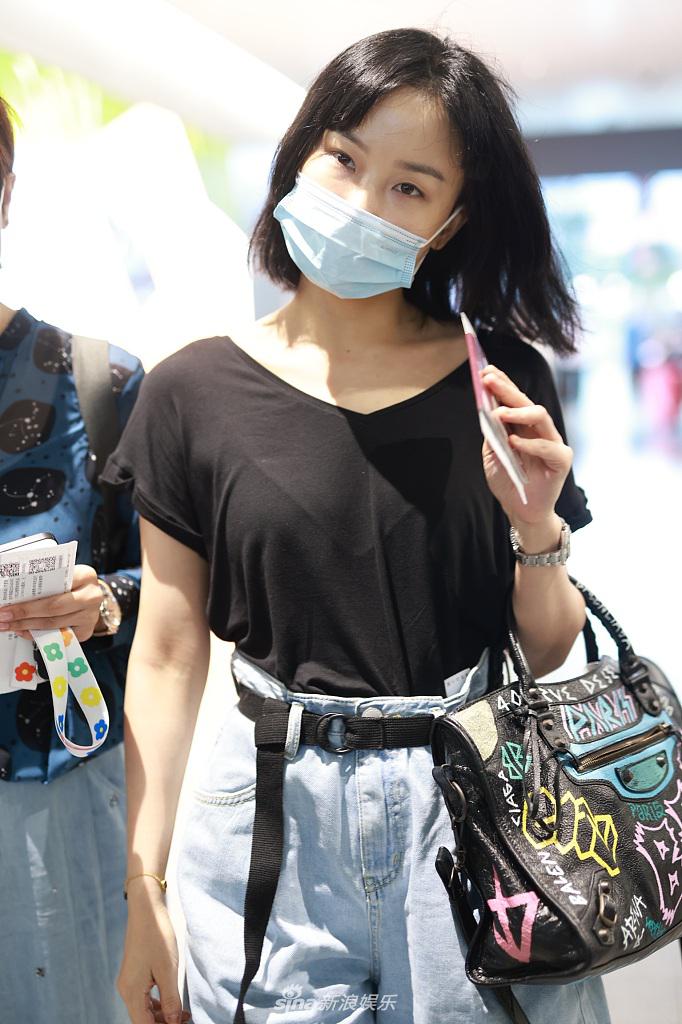 组图:黄龄留短发穿黑t牛仔裤清纯减龄 斜跨涂鸦包包尽显个性时髦