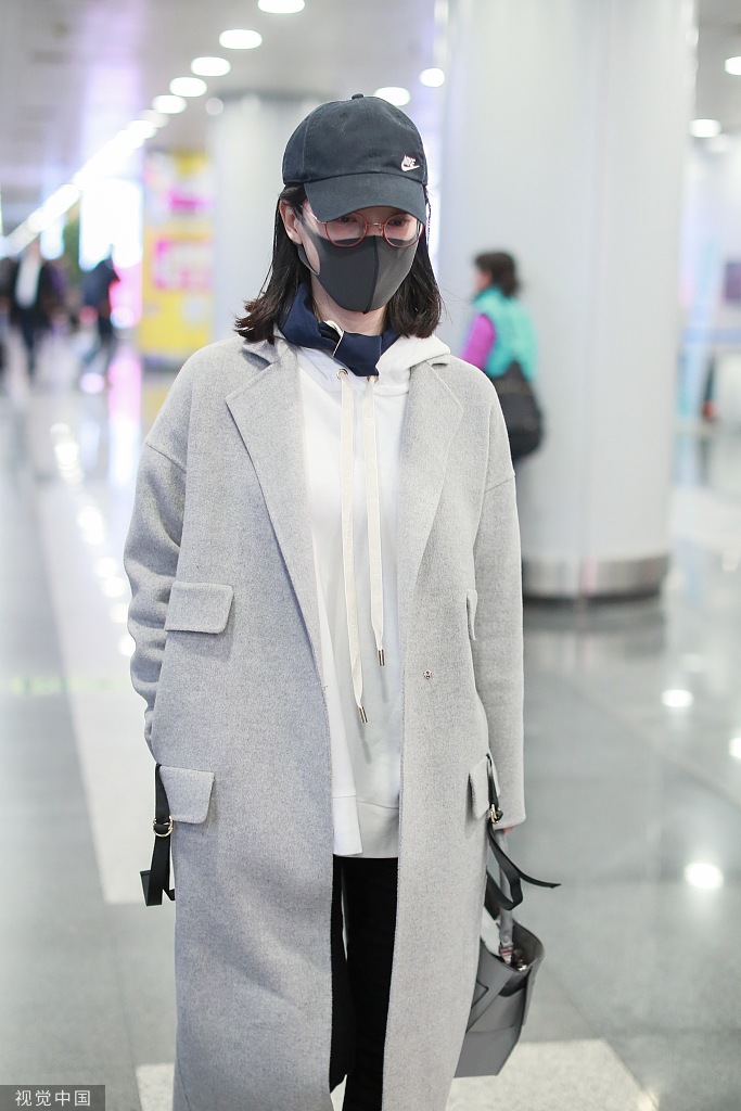 组图:陈数戴金丝眼镜满满文艺范儿 穿呢子大衣气质满满