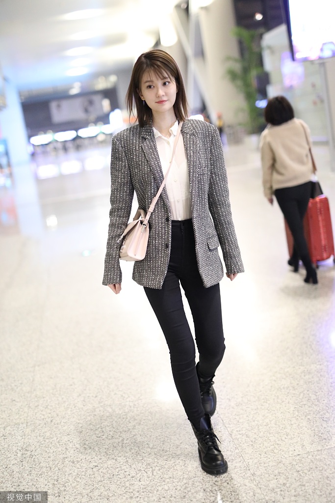 12月3日,乔欣现身上海机场,她深夜赶路妆容精致无倦容,穿休闲小西装
