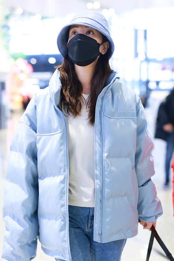 组图:郑希怡穿蓝色羽绒服现身机场 同色系渔夫帽减龄满分