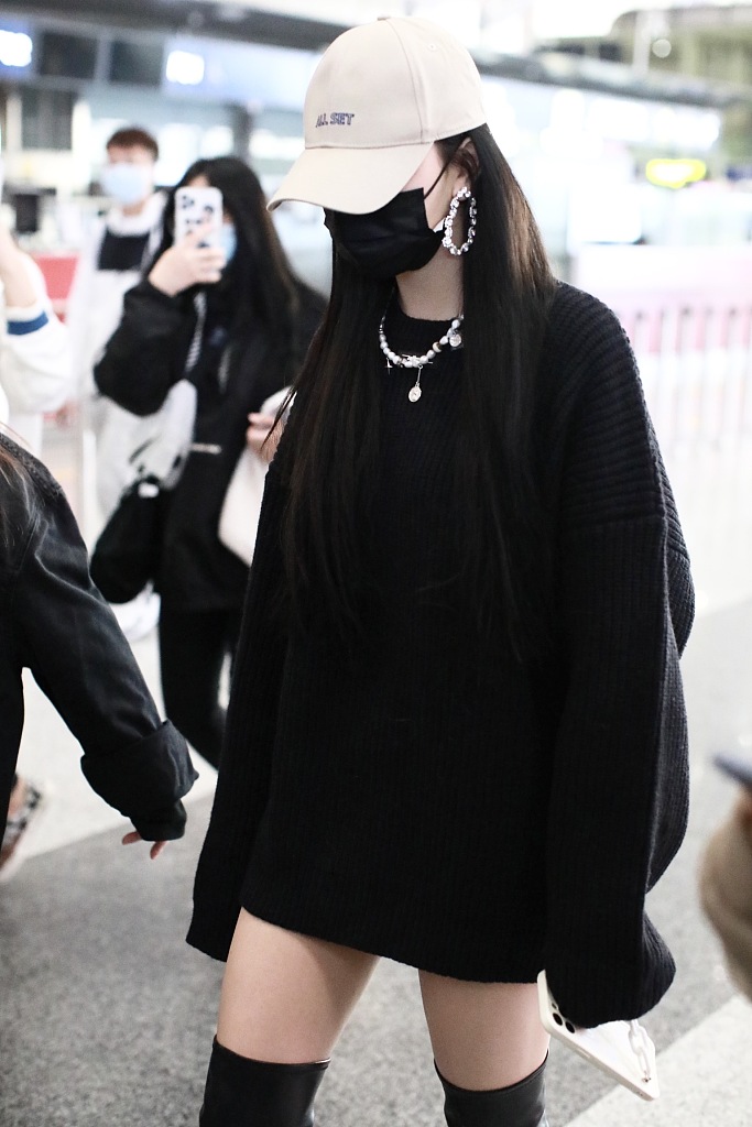 组图:孔雪儿全黑look气场十足 戴大耳环配长靴秀美腿