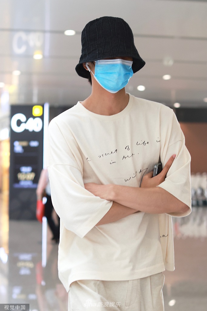 组图:宋威龙渔夫帽口罩严实遮面 穿中袖t恤搭米色长裤身形修长