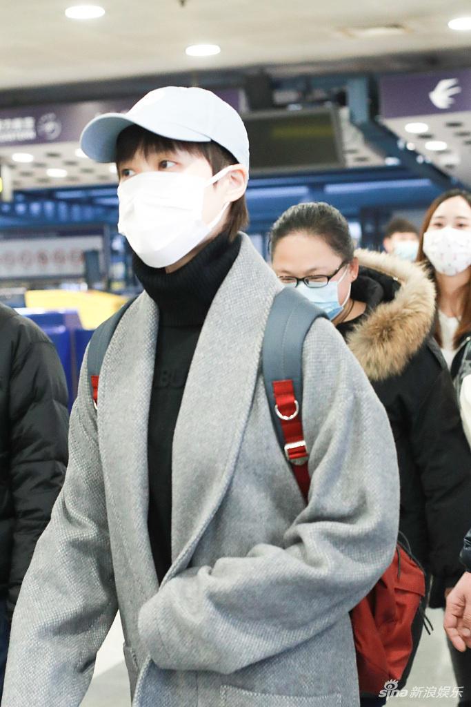 组图李宇春戴帽穿灰色大衣走路带风机场获粉丝围拍人气爆棚