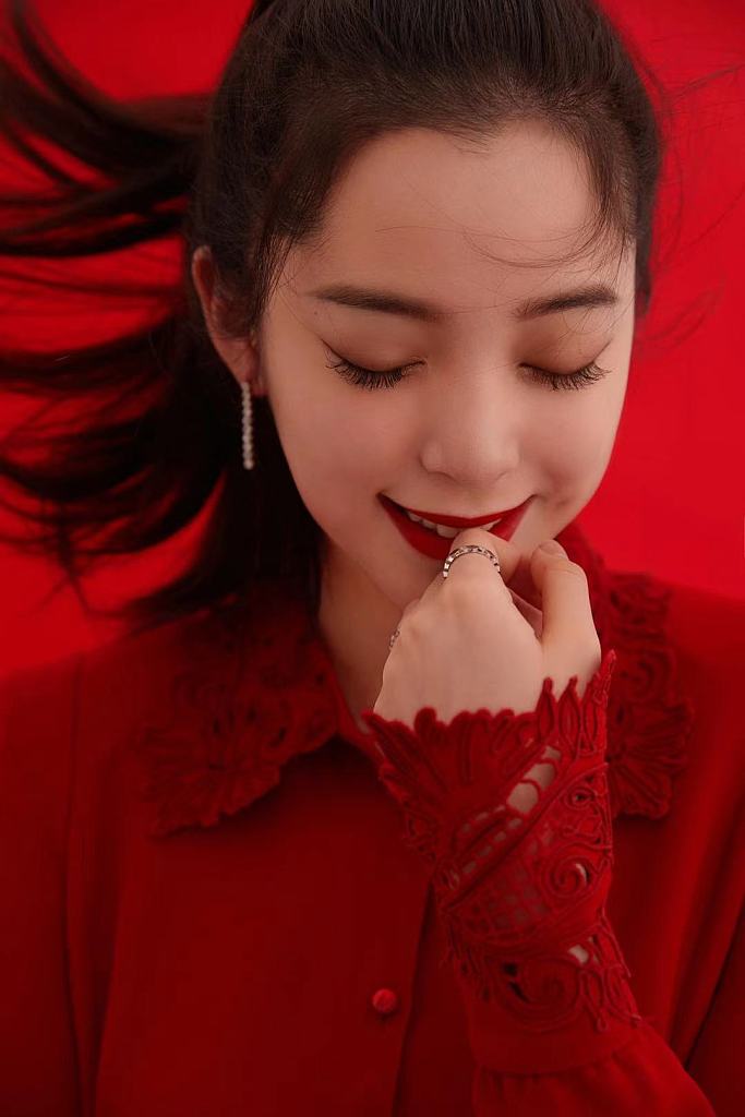 组图:欧阳娜娜梳高马尾亮相春晚 穿红裙闭眼浅笑娇艳动人