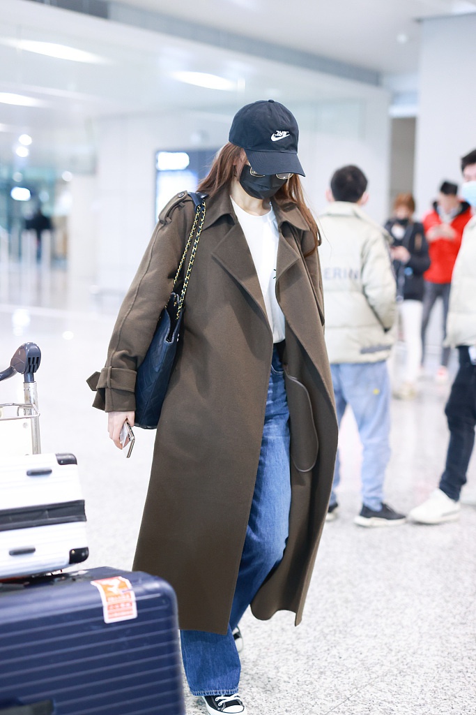 新浪娱乐讯 2021年3月5日,上海,王鸥现身机场.