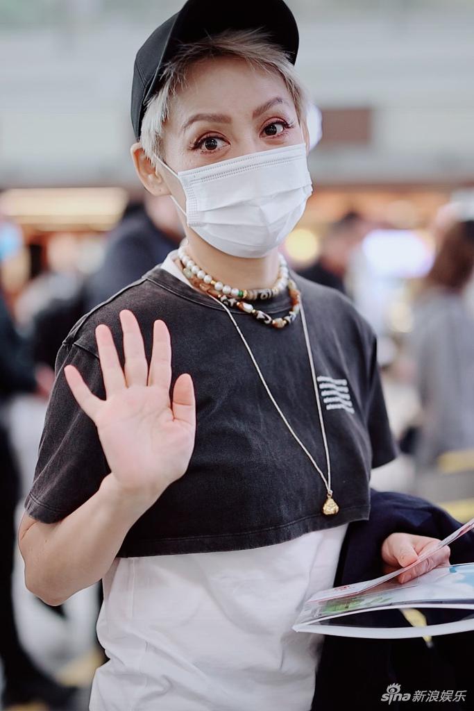 组图:宁静白发配棒球帽清爽帅气 佩珍珠项链叠戴佛串很混搭_高清图集