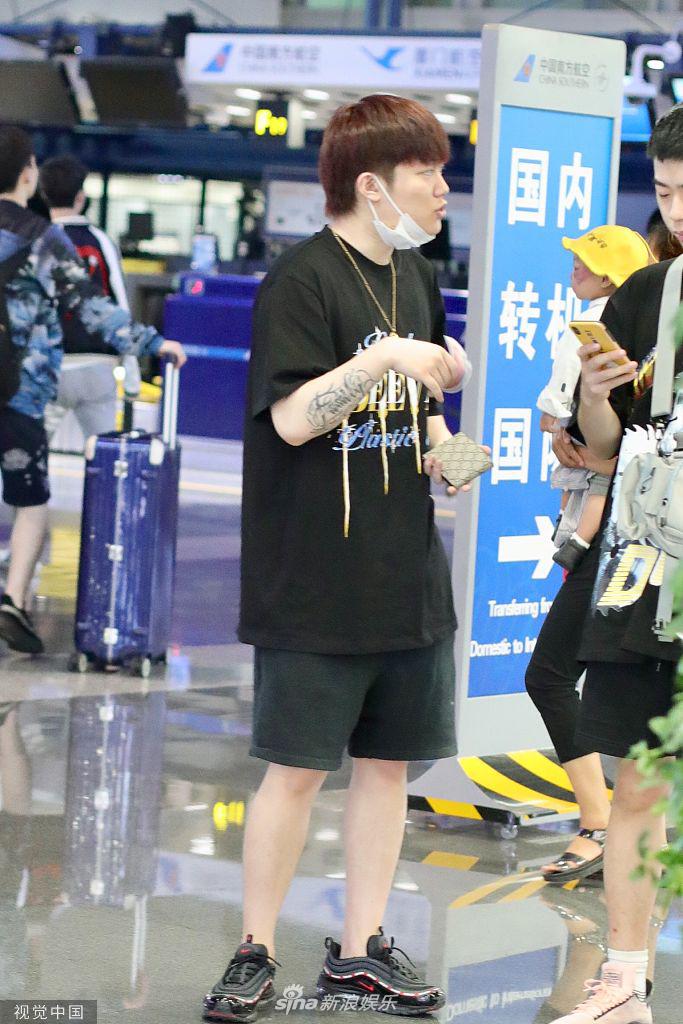 组图:pgone风波后低调现身 顶"锅盖头"变邻家男身材