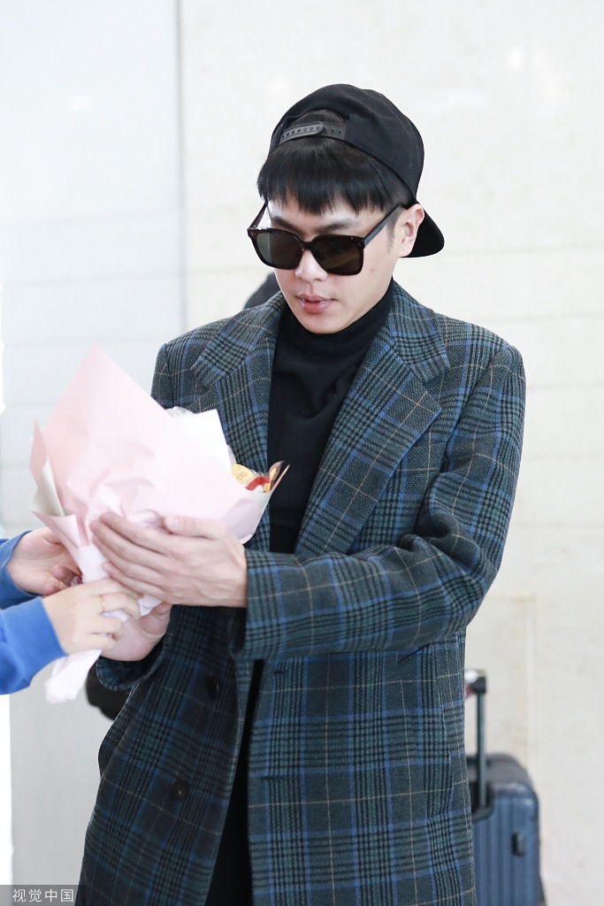 组图:硬核应援!张若昀获赠"鸡腿花束" 表情惊讶变好奇宝宝