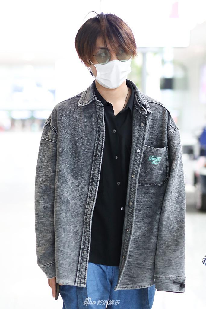 组图:王晨艺架黑超刘海遮眼造型帅气 眼神不羁满满酷盖范